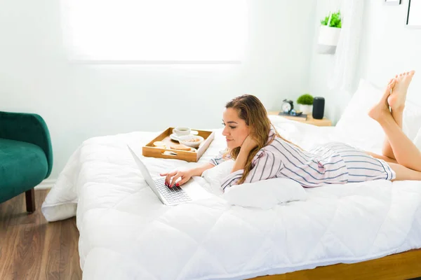 Seitenansicht Einer Ruhigen Frau Die Einen Erholsamen Tag Hause Hat — Stockfoto