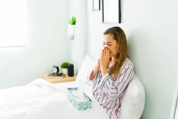 Sjuk Kvinna Pyjamas Och Blåser Näsan Med Näsduk Grund Influensan — Stockfoto