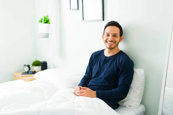 Glücklicher Mann Lächelt Während Einem Weißen Bett Sitzt Nachdem Morgen — Stockfoto