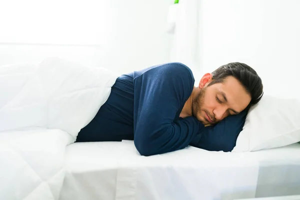 Homem Atraente Dormindo Lado Sonhando Homem Hispânico Adormecendo Uma Cama — Fotografia de Stock