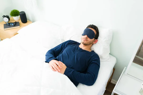 Schläfriger Mann Der Einem Weißen Bett Liegt Und Eine Schlafmaske — Stockfoto
