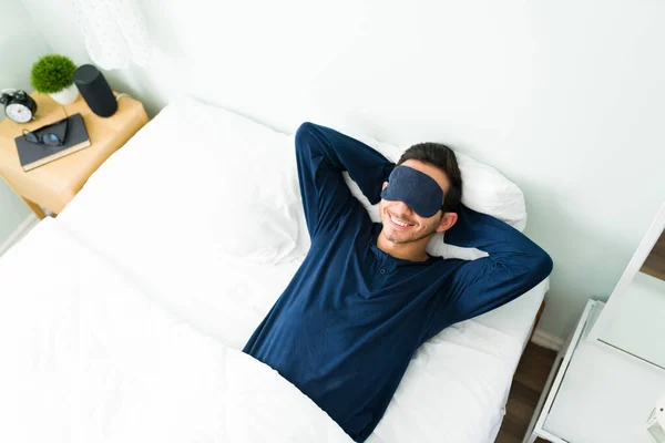 Homem Hispânico Sorrindo Depois Acordar Manhã Com Uma Máscara Sono — Fotografia de Stock