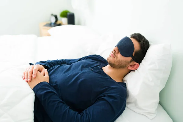 Hispanischer Mann Der Sich Morgen Mit Schlafmaske Seinem Bett Ausruht — Stockfoto