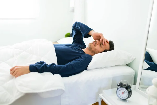 Homem Estressado Acordando Tarde Manhã Sentindo Chateado Porque Alarme Não — Fotografia de Stock