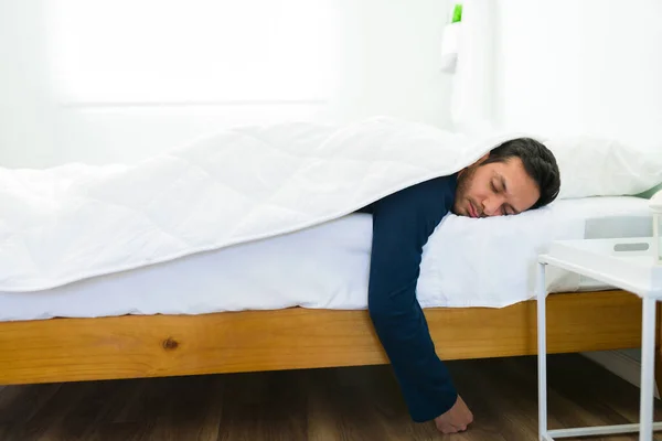 Jovem Cansado Dormindo Barriga Uma Cama Quente Confortável Enquanto Coberto — Fotografia de Stock