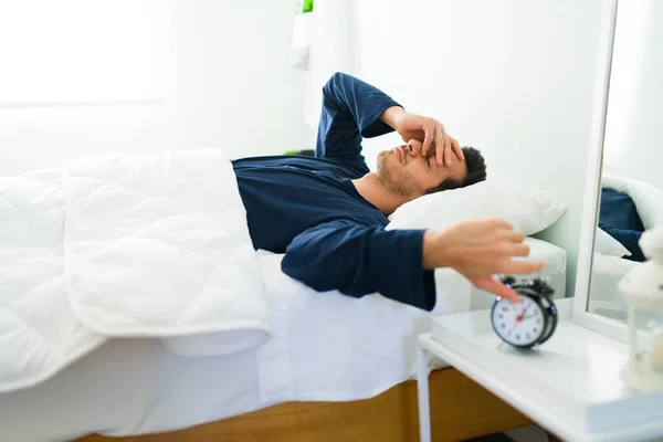 Homem Latino Sonolento Cansado Seus Anos Acordando Uma Cama Confortável — Fotografia de Stock