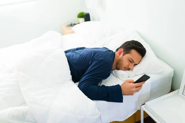 Homem Hispânico Seus Anos Deitado Cama Depois Acordar Enquanto Verifica — Fotografia de Stock