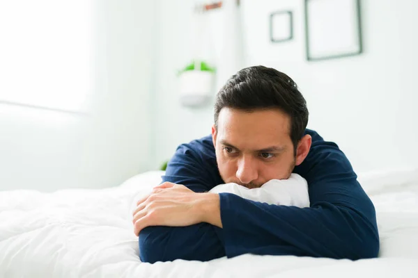Szomorú Ember Fekszik Hasán Egy Kényelmes Ágyban Miközben Rosszul Érzi — Stock Fotó