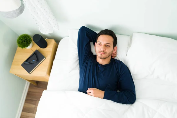 Pandangan Atas Seorang Pria Bijaksana Beristirahat Tempat Tidur Yang Nyaman — Stok Foto
