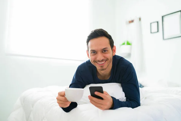 Sorrindo Homem Feliz Verificando Seus Textos Smartphone Beber Uma Xícara — Fotografia de Stock