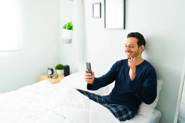 Homem Bonito Com Pijama Deitado Cama Conversando Com Seu Parceiro — Fotografia de Stock