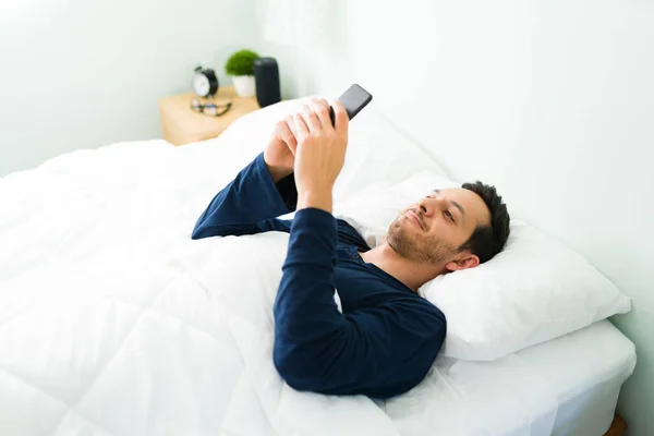 Jovem Hispânico Sorrindo Enquanto Estava Deitado Cama Depois Acordar Manhã — Fotografia de Stock