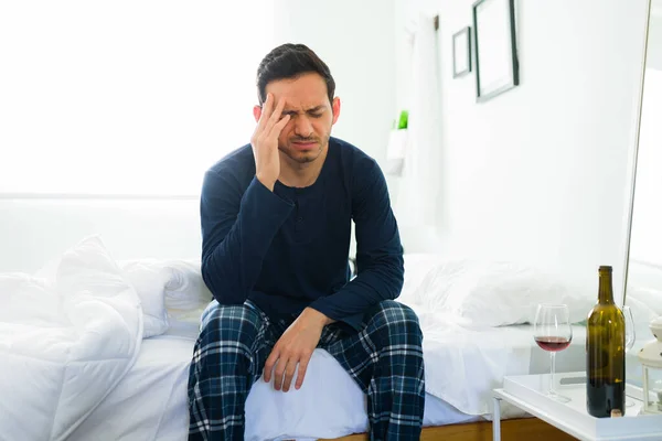 Atrakcyjny Mężczyzna Siedzący Łóżku Przebudzeniu Sypialni Silnym Bólem Głowy Latynos — Zdjęcie stockowe
