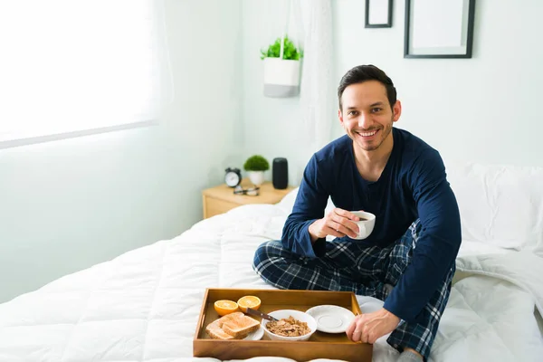 Sorridente Bell Uomo Pigiama Che Contatto Visivo Mentre Beve Una — Foto Stock