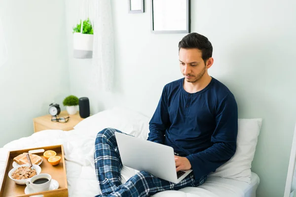 Homem Trabalhador Seus Anos Com Pijama Sentado Cama Trabalhando Laptop — Fotografia de Stock