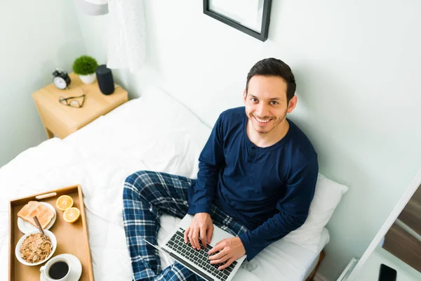 Portret Van Een Knappe Man Pyjama Die Zich Gelukkig Positief — Stockfoto
