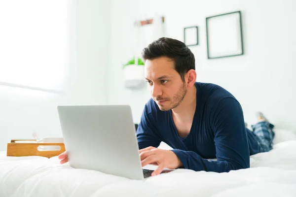 Yatakta Pijamalı Çekici Bir Genç Laptopta Kahvaltı Tepsisinin Yanında Yazarken — Stok fotoğraf