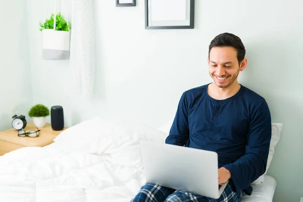 Homem Feliz Pjs Sorrindo Enquanto Trabalhava Seu Laptop Pela Manhã — Fotografia de Stock