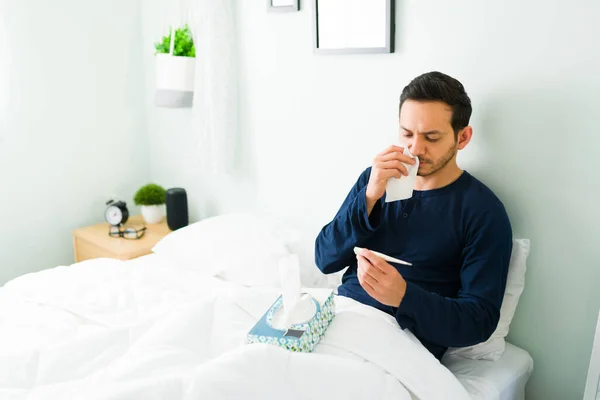 Orang Yang Menarik Sakit Dengan Flu Terbaring Tempat Tidur Hangat — Stok Foto