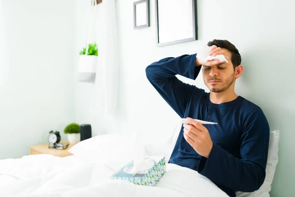 Hombre Hispano Enfermo Con Fiebre Gripe Comprobando Temperatura Mientras Descansa —  Fotos de Stock