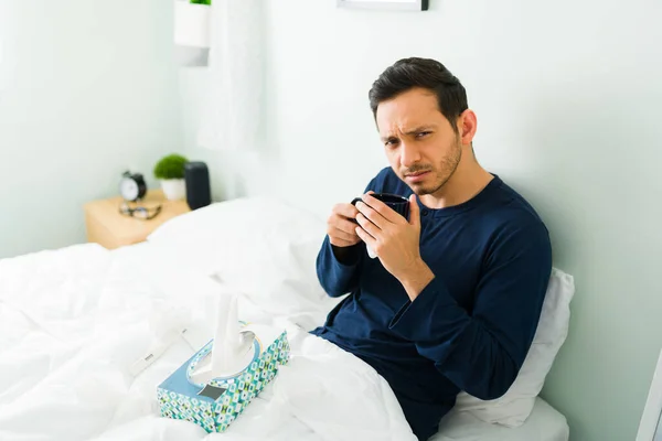 Retrato Hispânico Acordar Cama Doente Febre Gripe Homem Perturbado Pijama — Fotografia de Stock