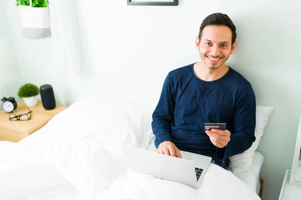 Homem Feliz Sorrindo Fazendo Contato Visual Enquanto Sentado Cama Com — Fotografia de Stock