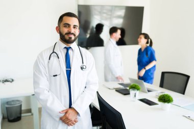 Hastalarına yardım etmekten mutluluk duyar. Başarılı İspanyol doktor ve beyaz önlüklü hastane müdürü tıbbi kurulla görüşmeye hazırlanıyor.