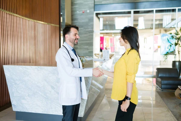 Szczęśliwy Lekarz Atrakcyjne Spotkanie Kobiet Podczas Uścisku Dłoni Recepcji Budynku — Zdjęcie stockowe