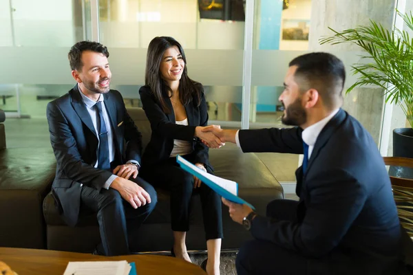 Wir Haben Einen Deal Professioneller Geschäftsmann Schüttelt Zwei Geschäftspartnern Und — Stockfoto