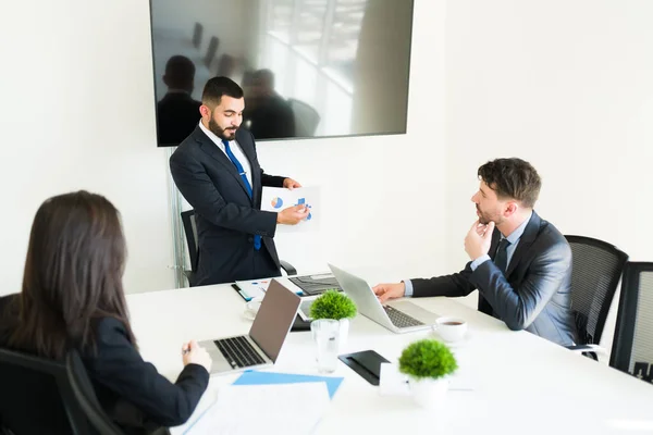 Şirketteki Satışlar Yükseliyor Çekici Bir Satış Temsilcisi Toplantı Odasındaki Arkadaşlarına — Stok fotoğraf