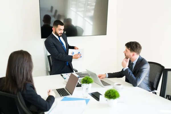 Las Ventas Están Subiendo Compañía Atractivo Representante Ventas Mostrando Gráfico — Foto de Stock