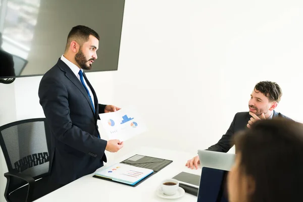 Snygg Affärsman Talar Arbetsrapport Och Analys Ett Samtal Med Sina — Stockfoto