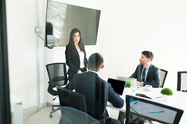 新しいビジネスアイデアの開発 彼女の30代の美しいビジネスマンは 会議室で彼女の忙しい同僚に会社の目標について話をする — ストック写真