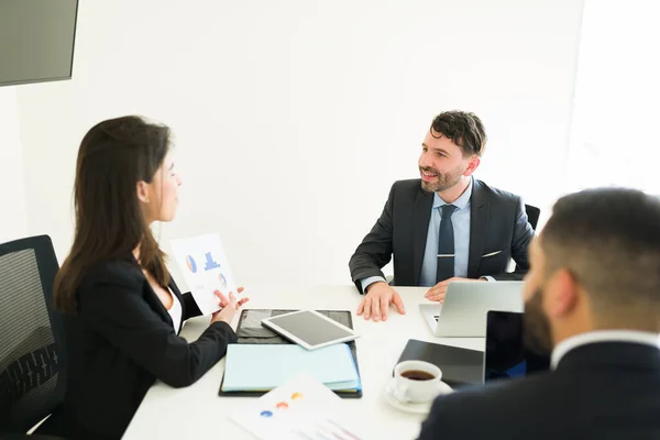 Bonito Executivo Negócios Latinos Terno Conversando Com Sua Colega Trabalho — Fotografia de Stock