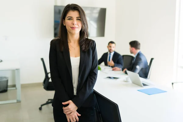 Bereit Ein Geschäft Verkaufen Weibliche Führungskraft Anzug Die Blickkontakt Herstellt — Stockfoto