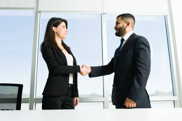 Fare Accordo Affari Imprenditrice Collega Professionista Che Stringono Mano Mentre — Foto Stock