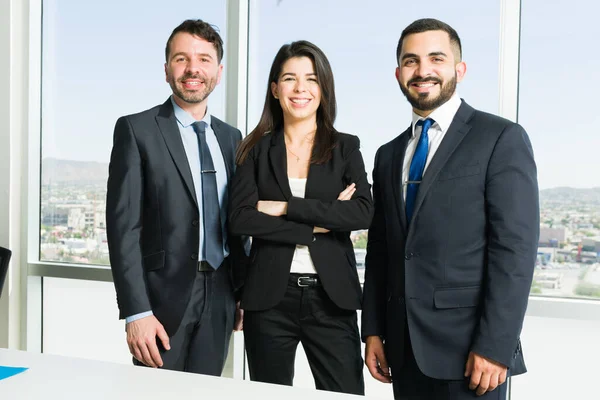 Ejecutivos Negocios Atractivos Trajes Sonriendo Haciendo Contacto Visual Mientras Están — Foto de Stock