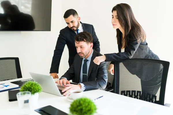 Prestando Atención Los Detalles Ejecutivos Negocios Terminan Análisis Del Informe —  Fotos de Stock