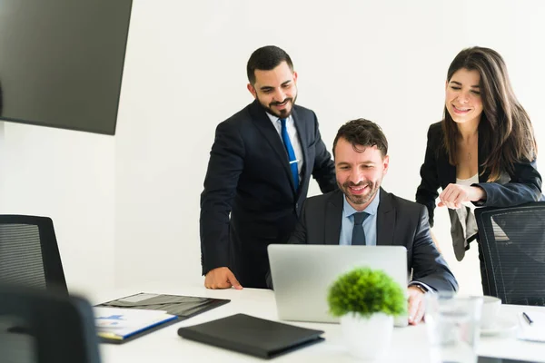 Compañeros Profesionales Exitosos Ocupados Sonriendo Sintiéndose Felices Mientras Trabajan Juntos — Foto de Stock