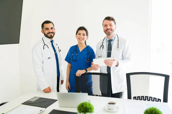 Que Trabalho Gratificante Retrato Três Membros Felizes Conselho Médico Sorrindo — Fotografia de Stock