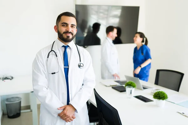 Gerne Hilft Seinen Patienten Erfolgreicher Hispanischer Arzt Und Krankenhausdirektor Weißen — Stockfoto