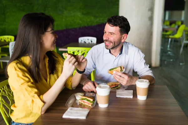 冗談を言ってるの 陽気なカップルが笑いながらフードコートで一緒に食事を楽しむ — ストック写真