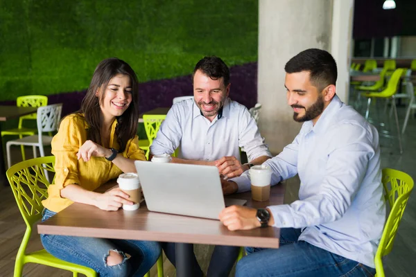 Happy Doing Collaborative Teamwork Professional Workers Enjoying Lunch Together While — Stock Photo, Image