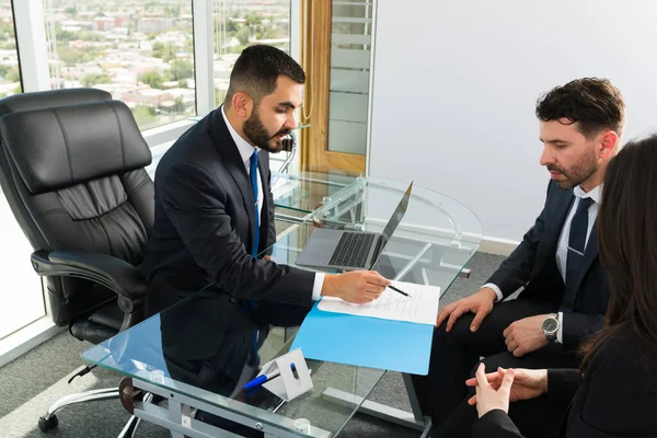 Abogado Latino Pidiendo Hombre Negocios Que Firme Contrato Consejero Financiero — Foto de Stock