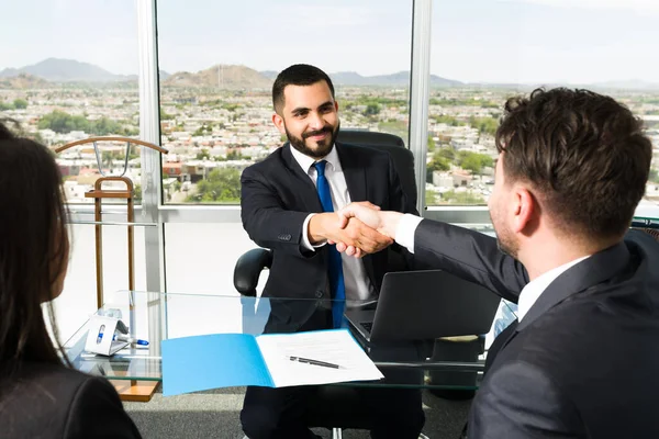 Homme Affaires Serrant Main Dirigeant Entreprise Après Avoir Conclu Accord — Photo