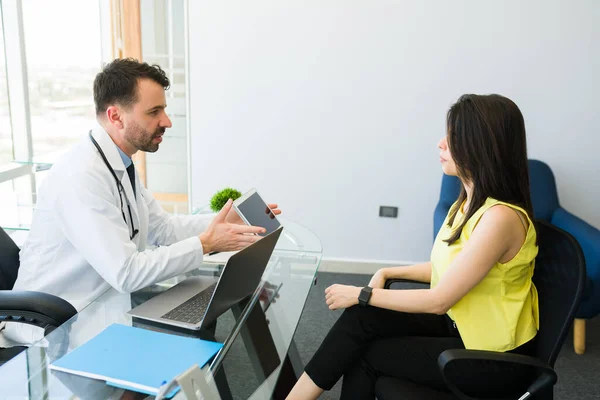 Visão Lateral Médico Hispânico Sentado Sua Mesa Escritório Durante Consulta — Fotografia de Stock