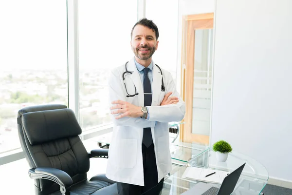 Espera Próxima Consulta Retrato Médico Hispânico Sucesso Com Uma Grande — Fotografia de Stock