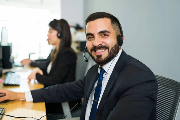 Portrait Jeune Homme Latin Costume Avec Casque Assis Son Bureau — Photo