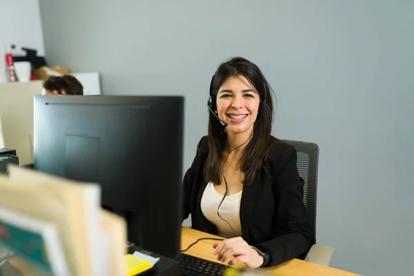 Atrakcyjna Kobieta Słuchawkami Siedząca Call Center Czująca Się Szczęśliwa Odbierając — Zdjęcie stockowe