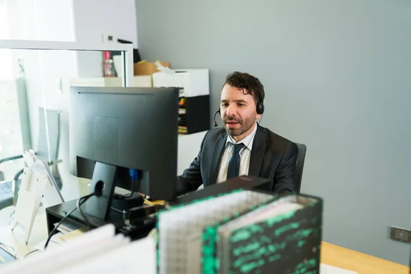 Rappresentante Vendita Ispanico Con Auricolare Che Guarda Computer Mentre Seduto — Foto Stock